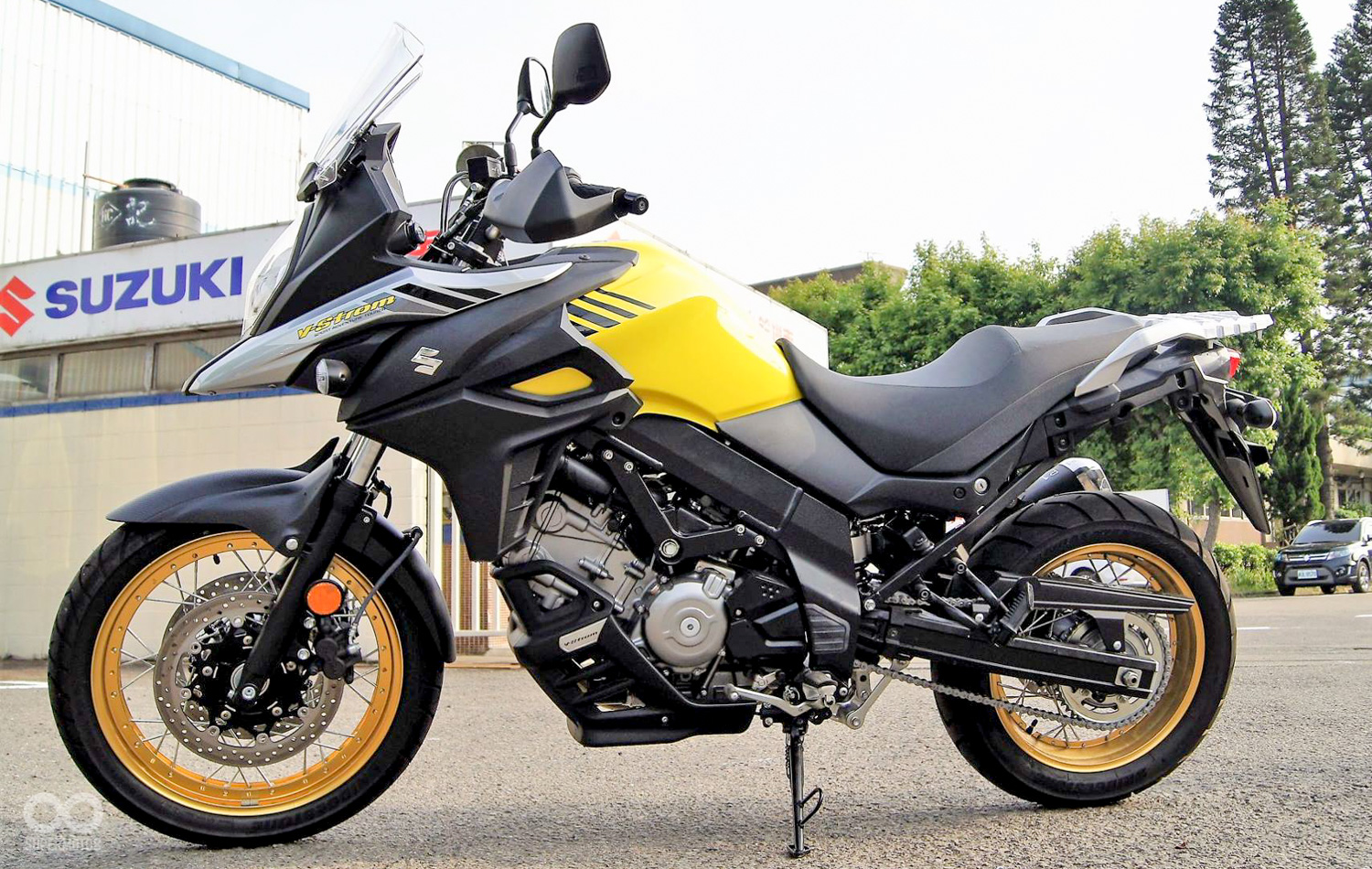 新一代的V-Strom 650XT外型走向全新的家族風格，造型與老大哥V-Strom 1000極為相似