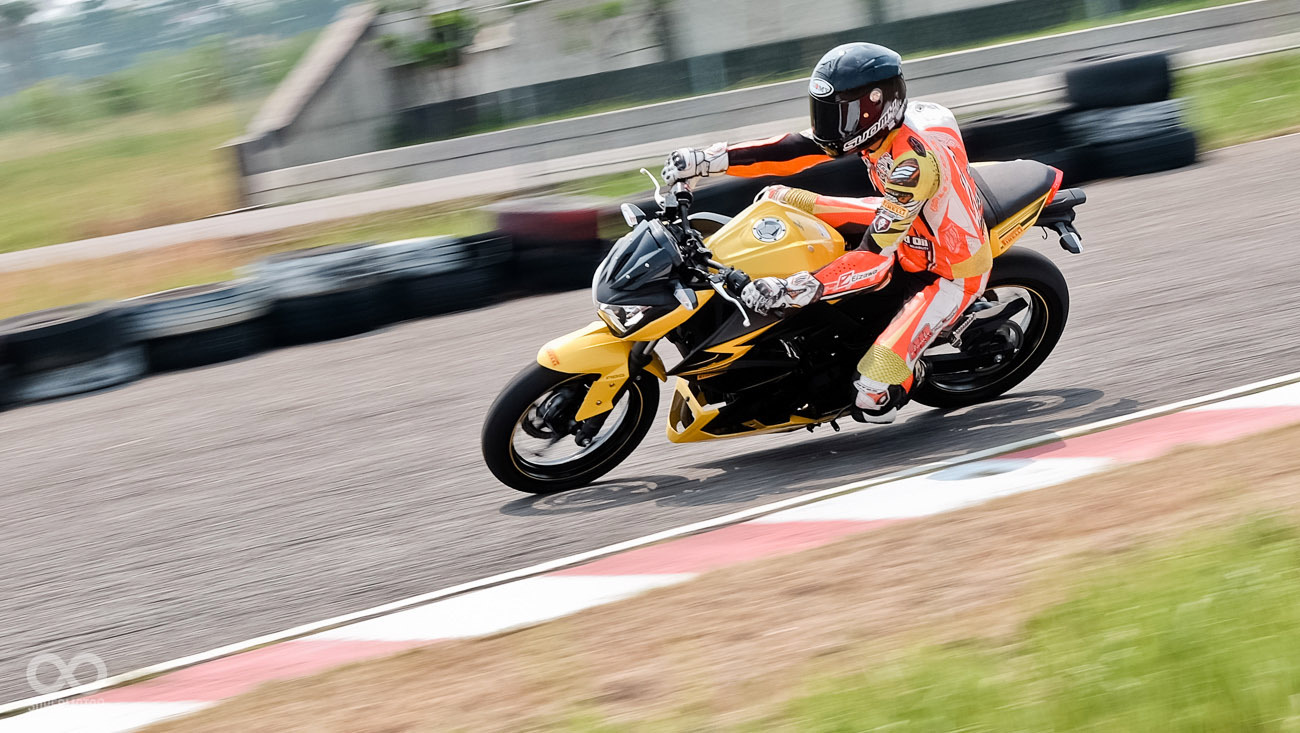 換上DIABLO ROSSO II SC的Z300在安定賽車場的高速彎,順暢俐落的切入彎中