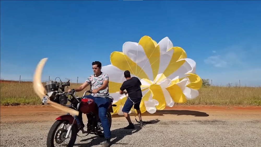 螺旋槳產生的風力甚至可以支撐起整個降落傘