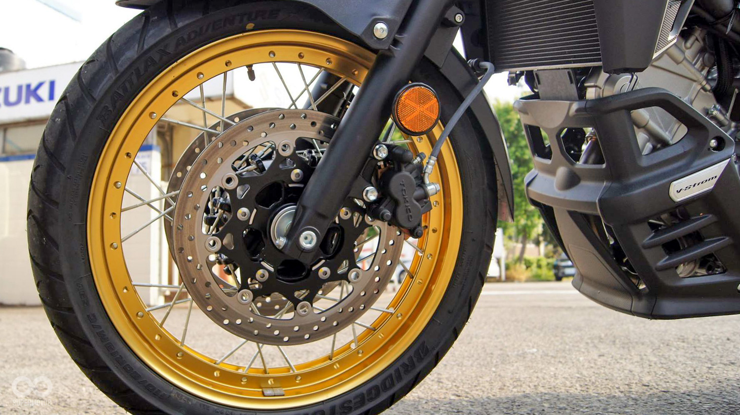 V-Strom 650在越野風格強烈的XT版中搭載了免內胎鋼絲框與越野護弓等配備