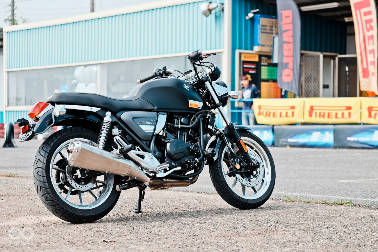 裝著PIRELLI SPORT DEMON的 SYM  復古車款 SB300也在現場展示