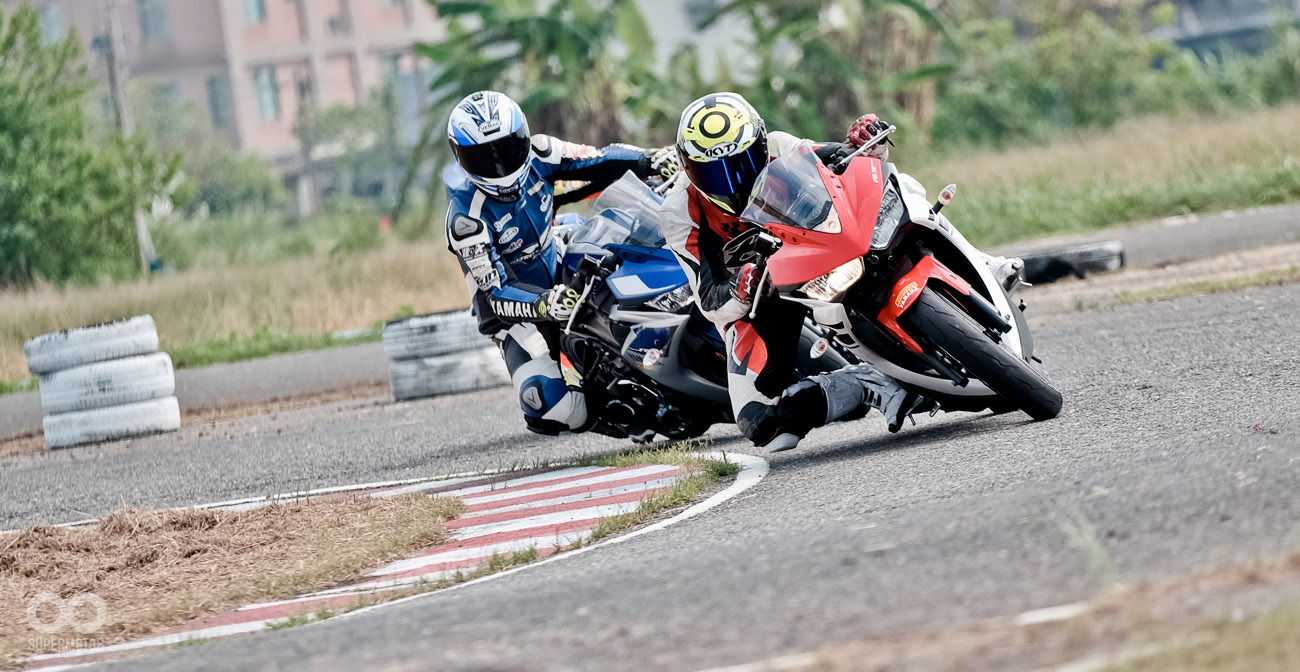 專業試車手在賽道上靈活的過彎,看出兩款輪胎讓R3完全釋放彎道性能