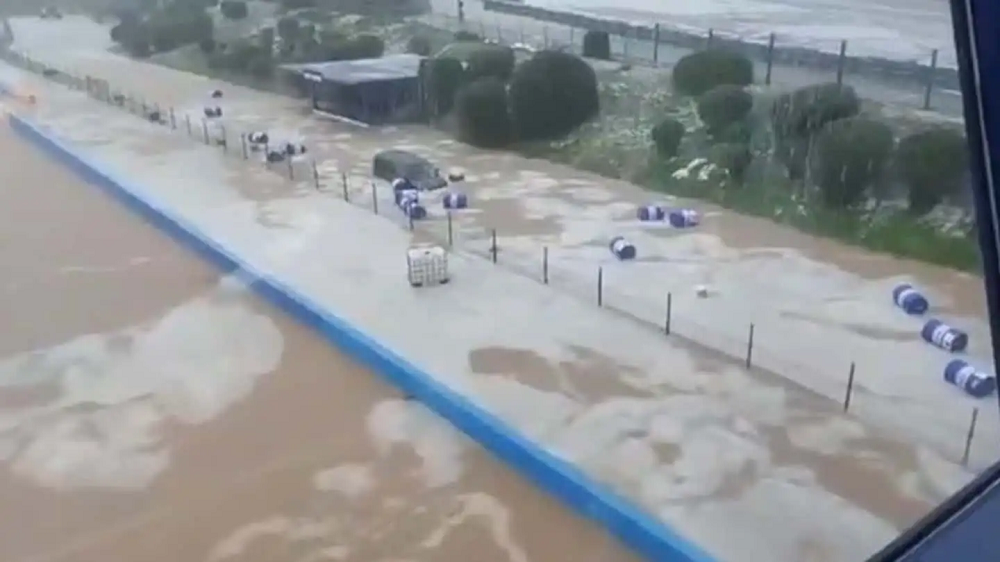 極端的降雨讓整條賽道淹成一條河流一樣,相信有不少設施需要整修