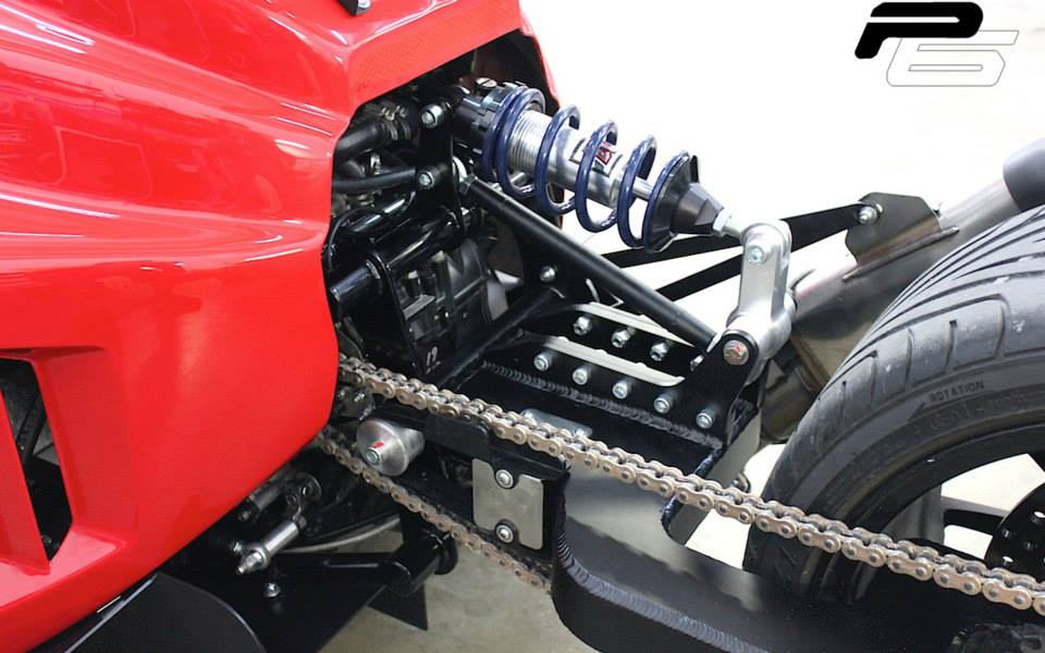 保有機車的鏈條傳動與原廠引擎設定,後搖臂與懸吊系統改為訂製品