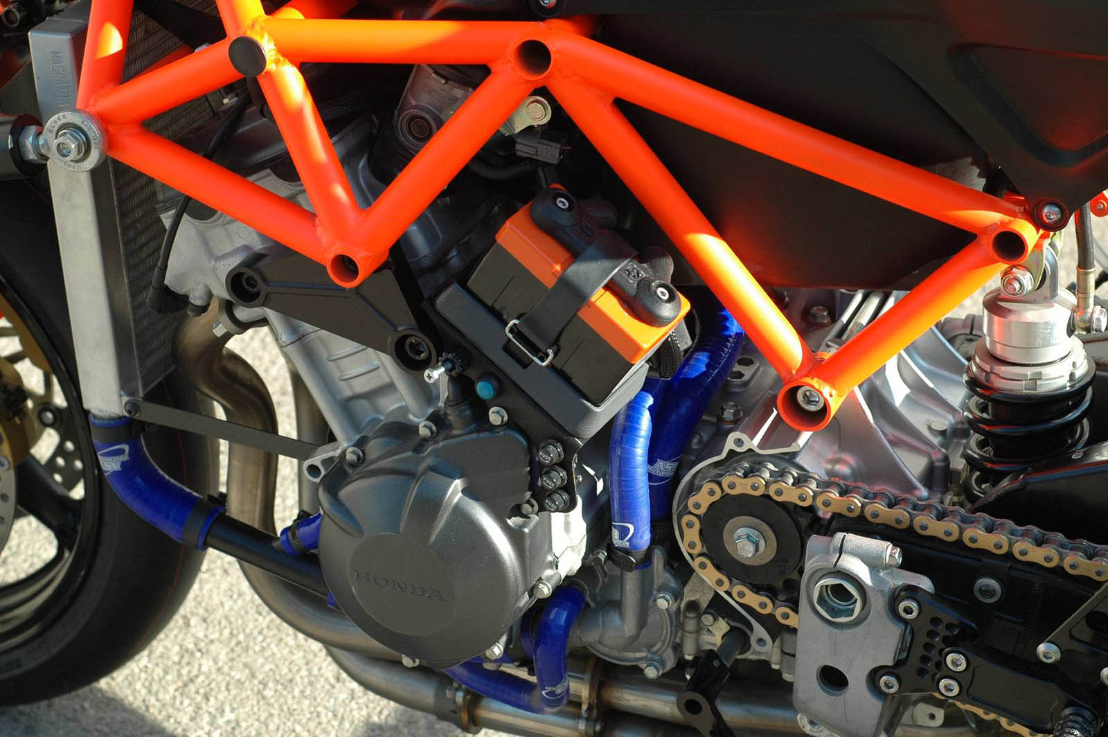 雖然車架並未特別提及製造方式,但前風鏡支架與電池盒都是3D列印打造而來