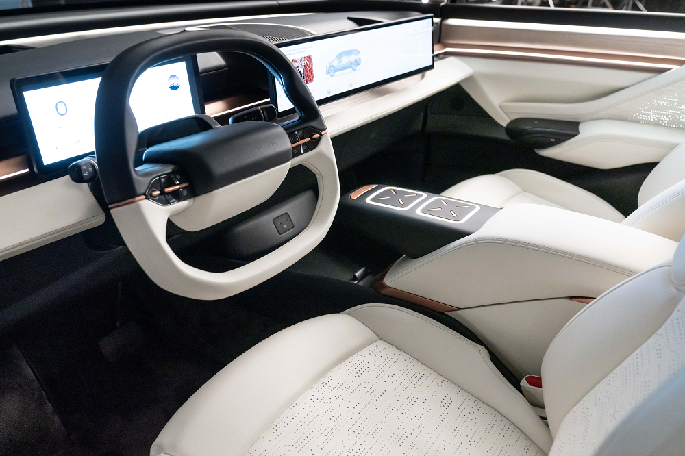 車輛內裝採用了米白色的潔白設計