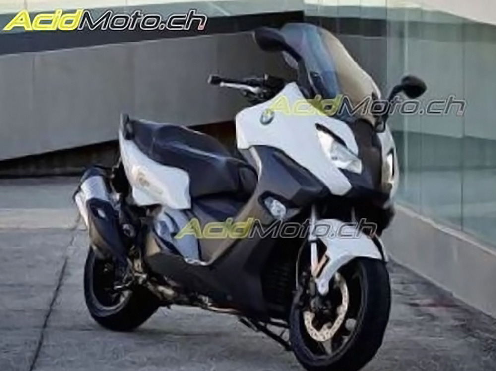 外觀如同當家跑車s1000rr更新時一般。整體比例沒有太大變動，但在大燈與車身細節上全面進化。
