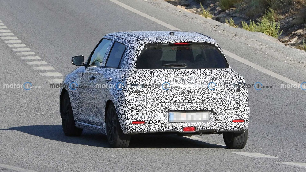 原本隱藏在C住下方的後車門把手,這次移回傳統後車門正中央的位置