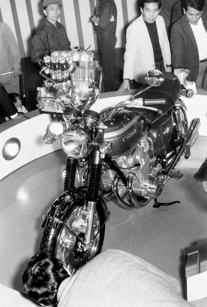 1968年.本田就完成了四台原型車(上),並在當年的東京車展上首次公開,成為全場焦點,後又在海外車展上吸引全球媒體目光