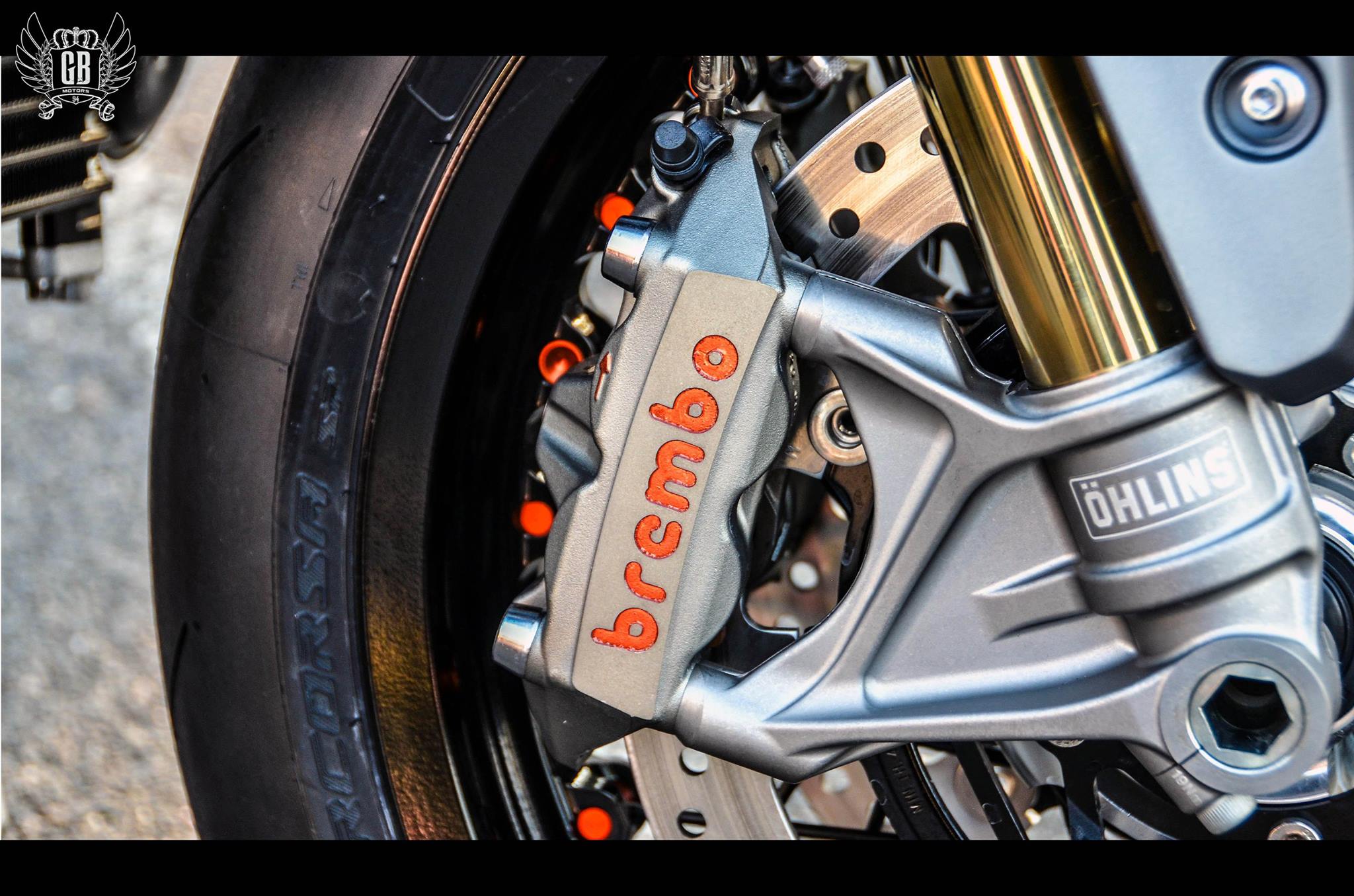 鋼絲與輪外框接合處選用橘色接頭,呼應車上的其它同色部件