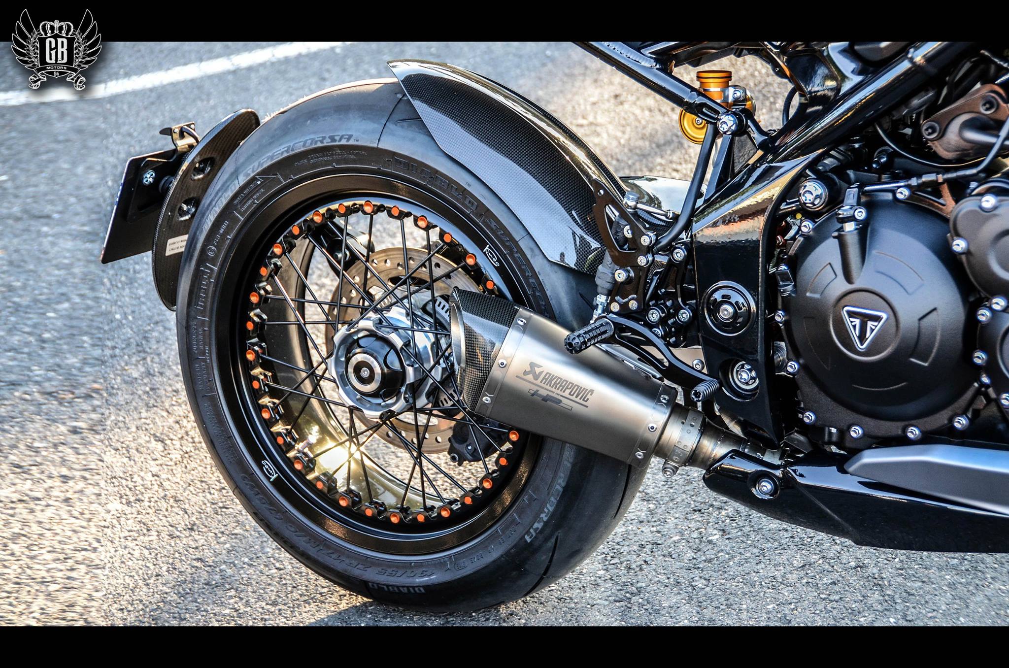 單搖臂也有鋼絲框可對應,側出短管替車輛減去不少重量,操控感更趨靈活