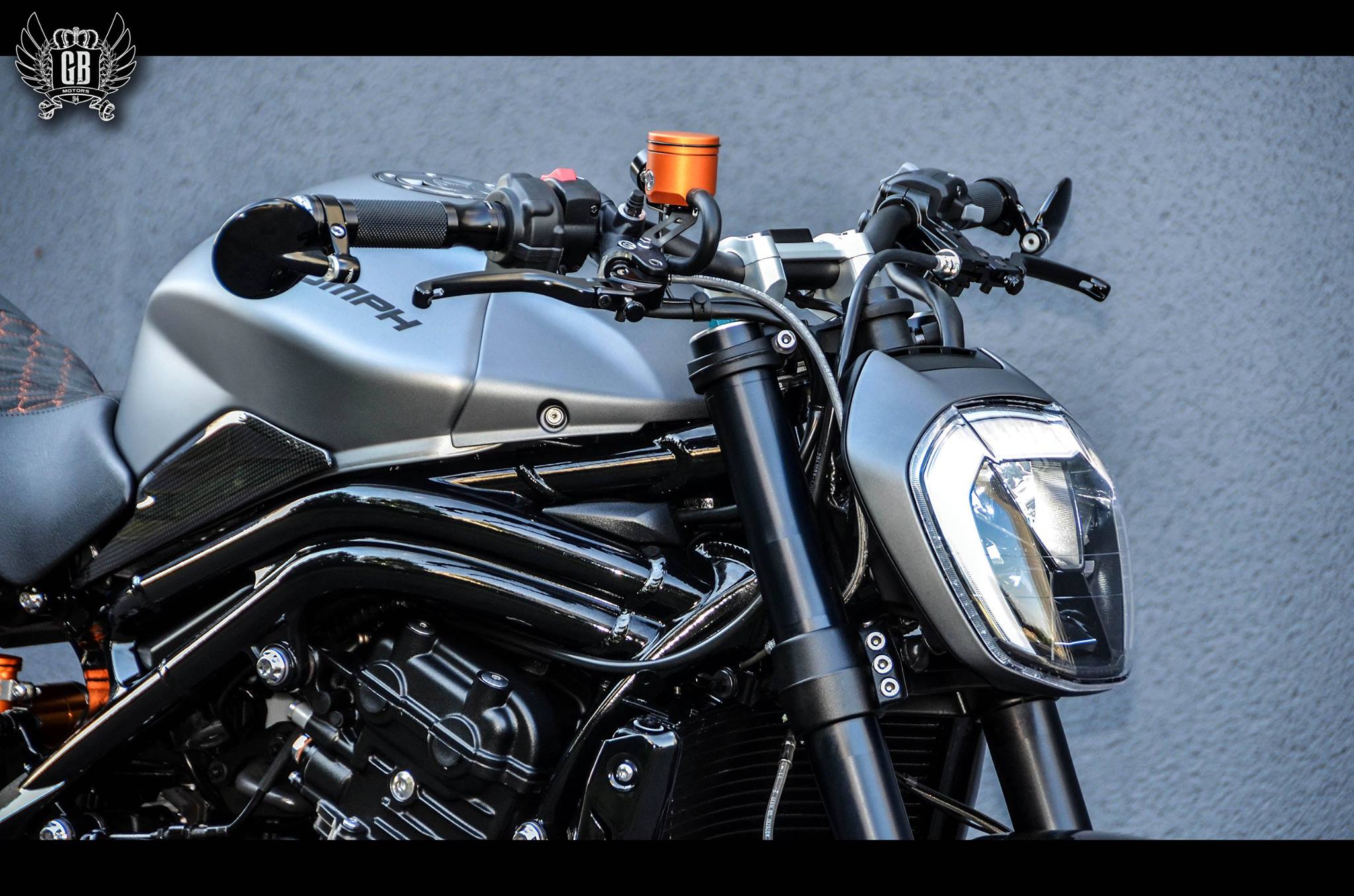 改裝者此次最大膽的是把深植人心的類昆蟲眼雙燈換掉,改以多邊形大燈代替,但與車體線條搭配得非常完美,有原廠新車之感