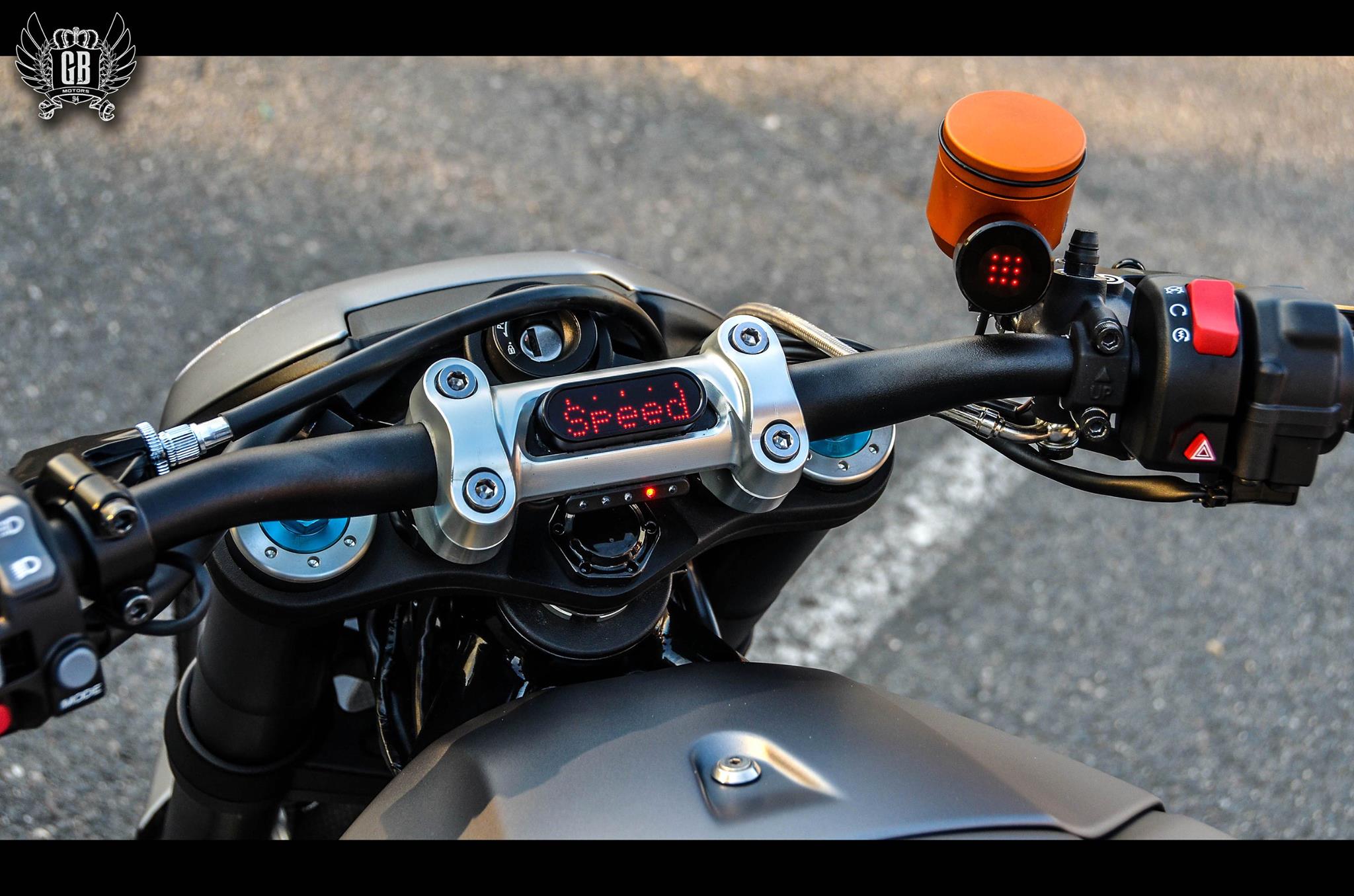 因應車頭縮小化之後的小型MOTOGADGET 儀錶,速度、轉速、超轉燈一應俱全,右方為檔位顯示器