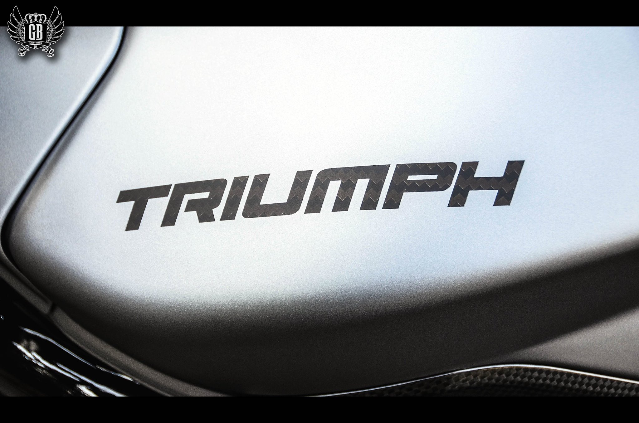 塗裝上雖然只有單色,但字樣中的碳纖維花紋也具有巧思