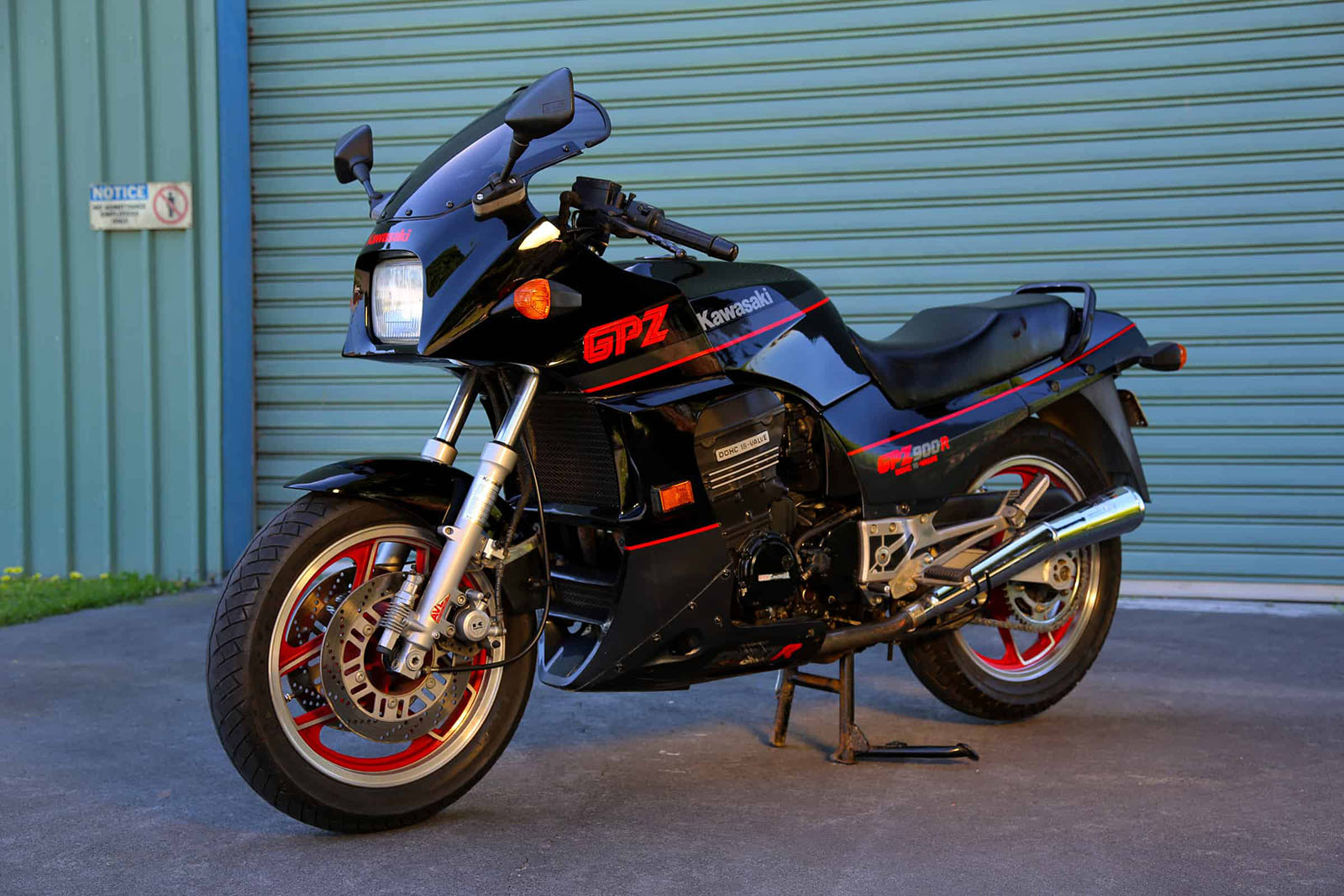 時至今日，GPZ900還是有著它獨特的美，在性能車款上，Kawasaki似乎總是能抓住、挑逗車迷們最敏感的神經，讓我們陷入無比的癡狂與妄想之中