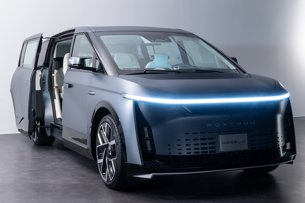 車身尺碼和市面上大多豪華SUV相差不大,車頭採用了貫穿式的燈具