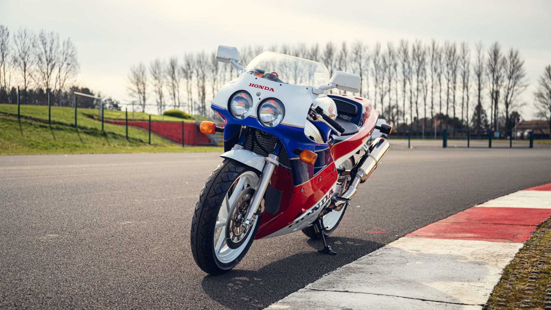 HONDA VFR750R RC30被許多車迷認為是造車工藝與美學的巔峰之作