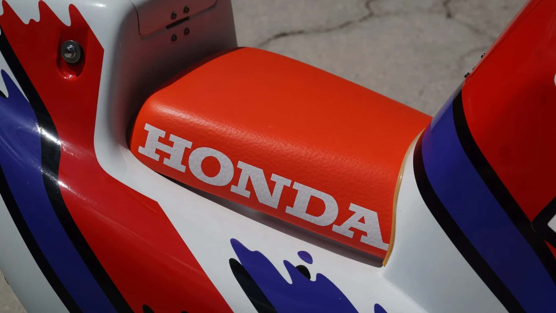 仿照XR750 Africa Twin造型的坐墊設計