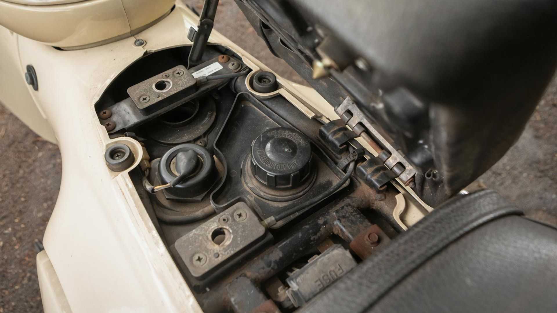 油箱和Cub一樣藏在坐墊之下