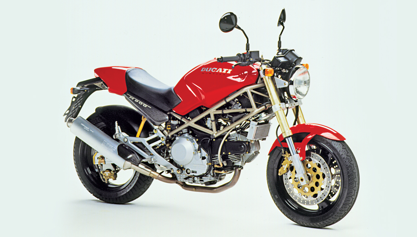 資源拮据的狀況下,DUCATI 最後卻在1993 成功開發出公司史上最暢銷的車款-Monster M900,但過程並不如想像順利