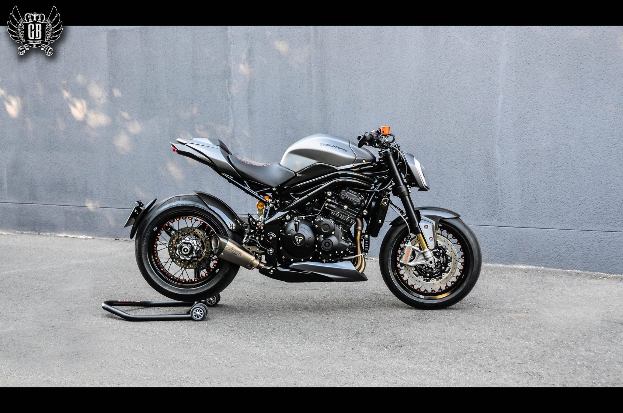 拆去胸蓋後無減車身的量體感,由車頭到車尾的視覺相當流暢,與現今車輛設計哲學相同