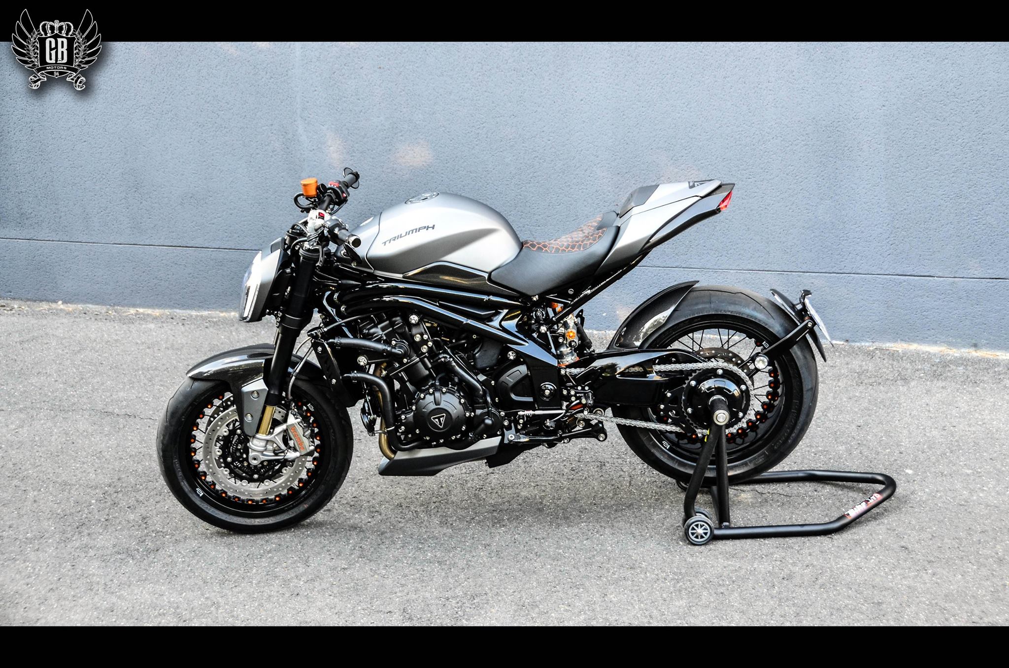 坐墊的橘色車縫線與剎車油杯一致,對比低彩度的車身顯得有趣,又不會眼花撩亂