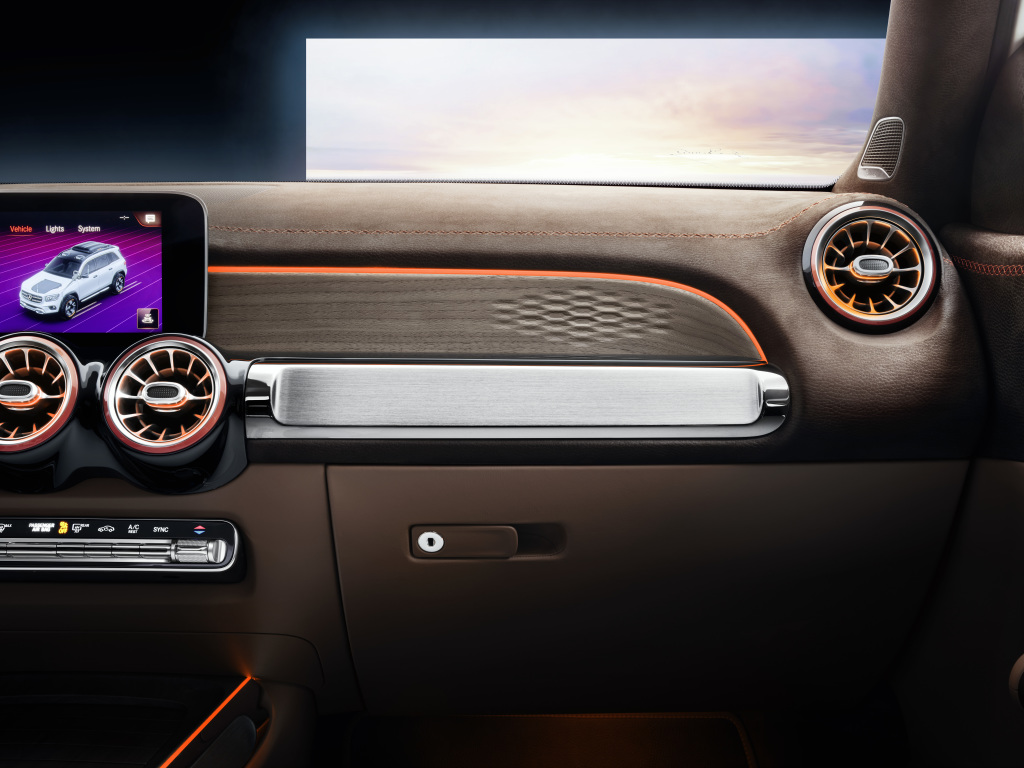 內裝可以看見大量的金屬材質,與棕色皮革搭配