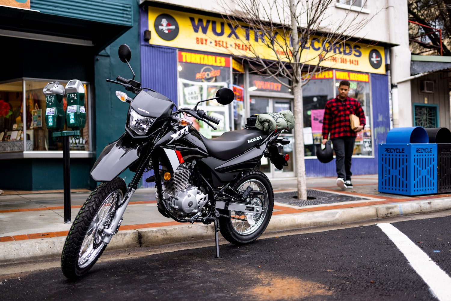 外觀使用類似CRF家族的鬼面頭燈，配上稍微圓潤一些的車身線條，坐墊也改為舒適取向的設計