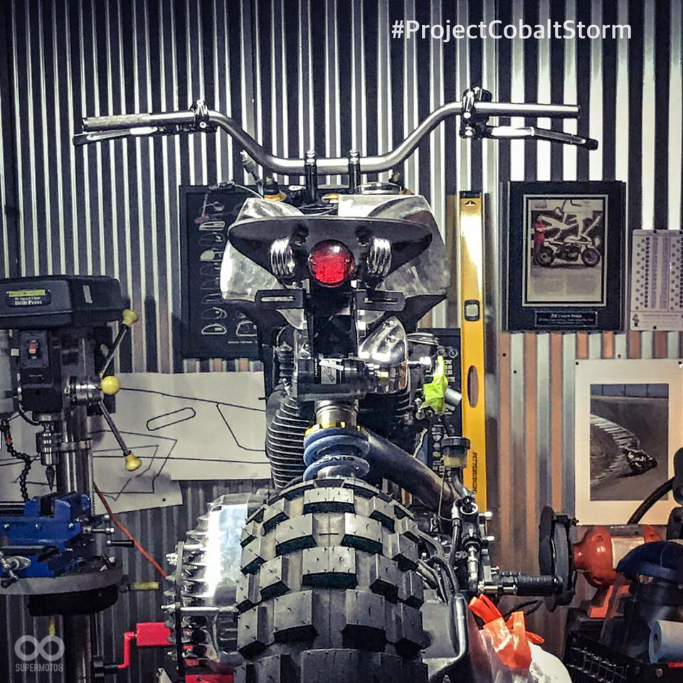 考量到騎士的需求，特別將分離把改為高把，並且換上巧克力胎加入Scrambler的元素