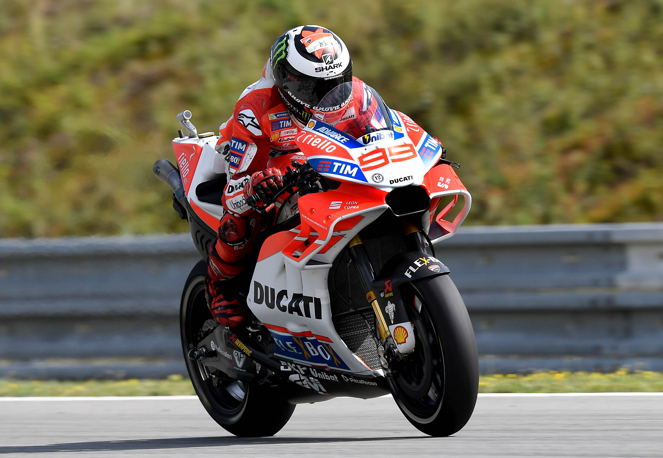 放了一個暑假回來,DUCATI 馬上在週五練習時亮出他們的暑假作業成果,車手的初步反應也算正面