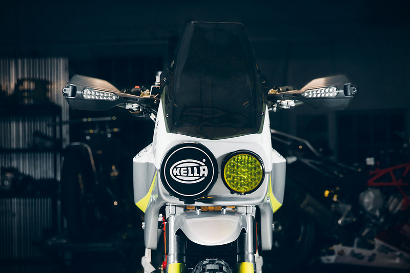 高聳的車頭風鏡,寬大的油箱外蓋,流線的車身飾板,還有達卡力賽車不可缺少的大型探照燈,一輛Ducati Hypermotard 達卡拉力越野賽車便就此誕生