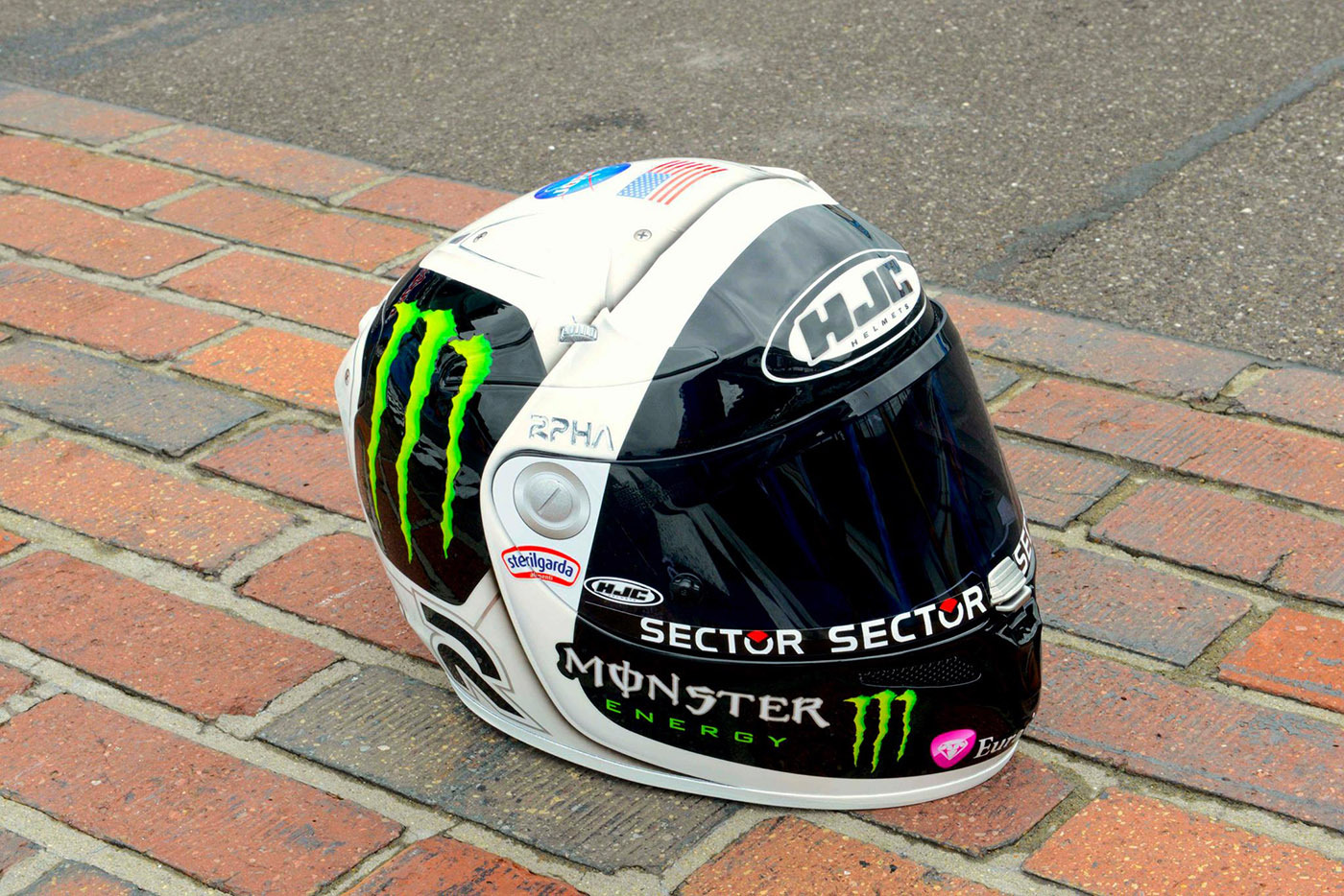 曾經出現在Lorenzo身上兩次的經典太空人帽