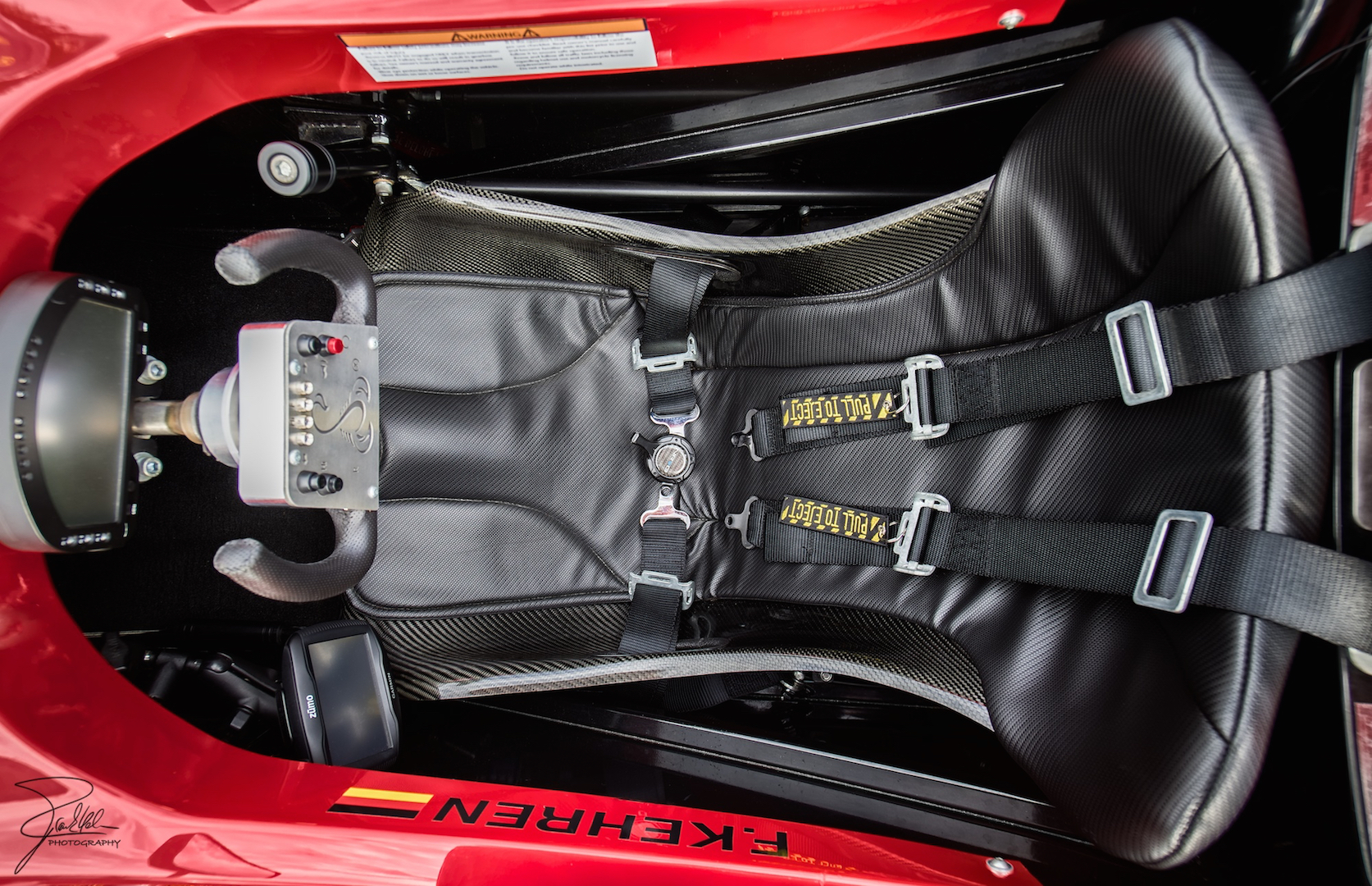 標準桶型賽車椅與四點式安全帶,比照方程式賽車規格打造