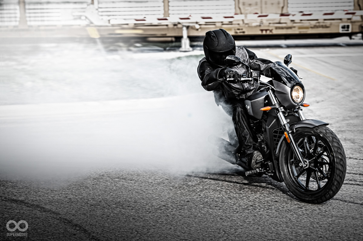 能做出超過3.5km的燒胎除了車手擁有極高的技術,性能優異的車輛更是不可或缺