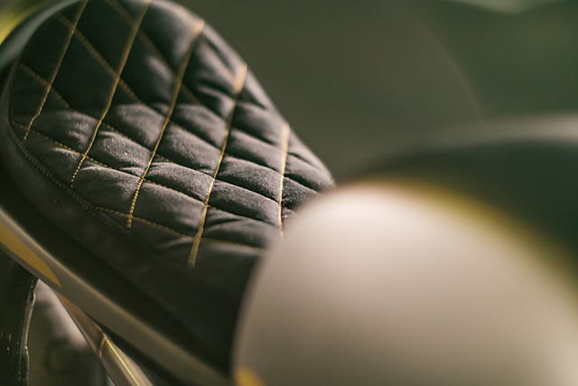 坐墊皮革採用超跑內裝常用的Alcantara 材質，車上黃色菱格紋車線