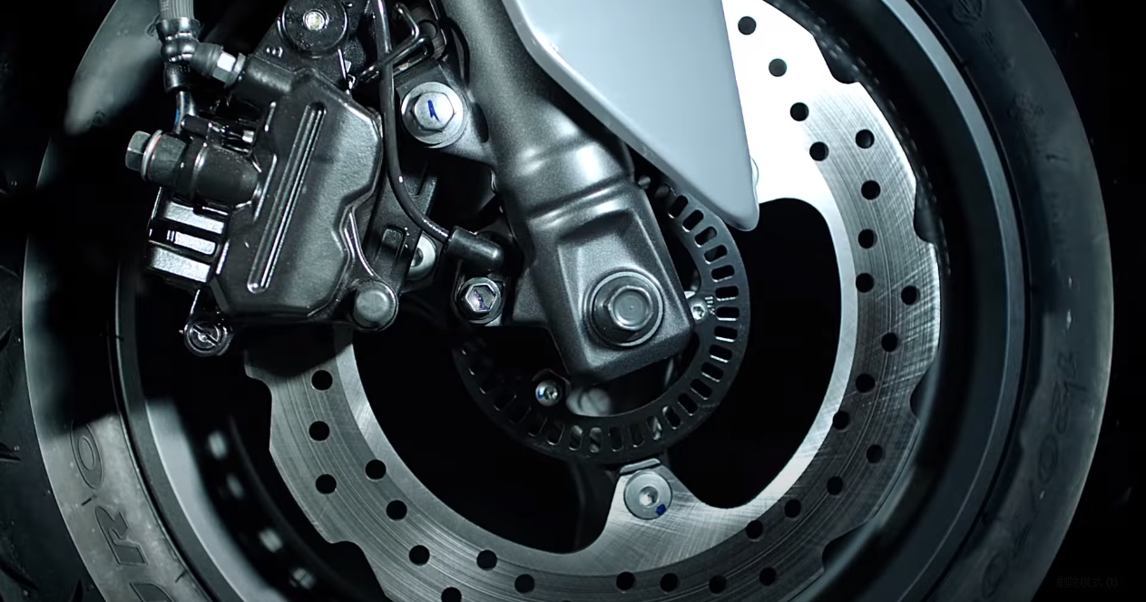 單向雙活塞浮動卡鉗,內部有輪速感應器,可能會有ABS版本