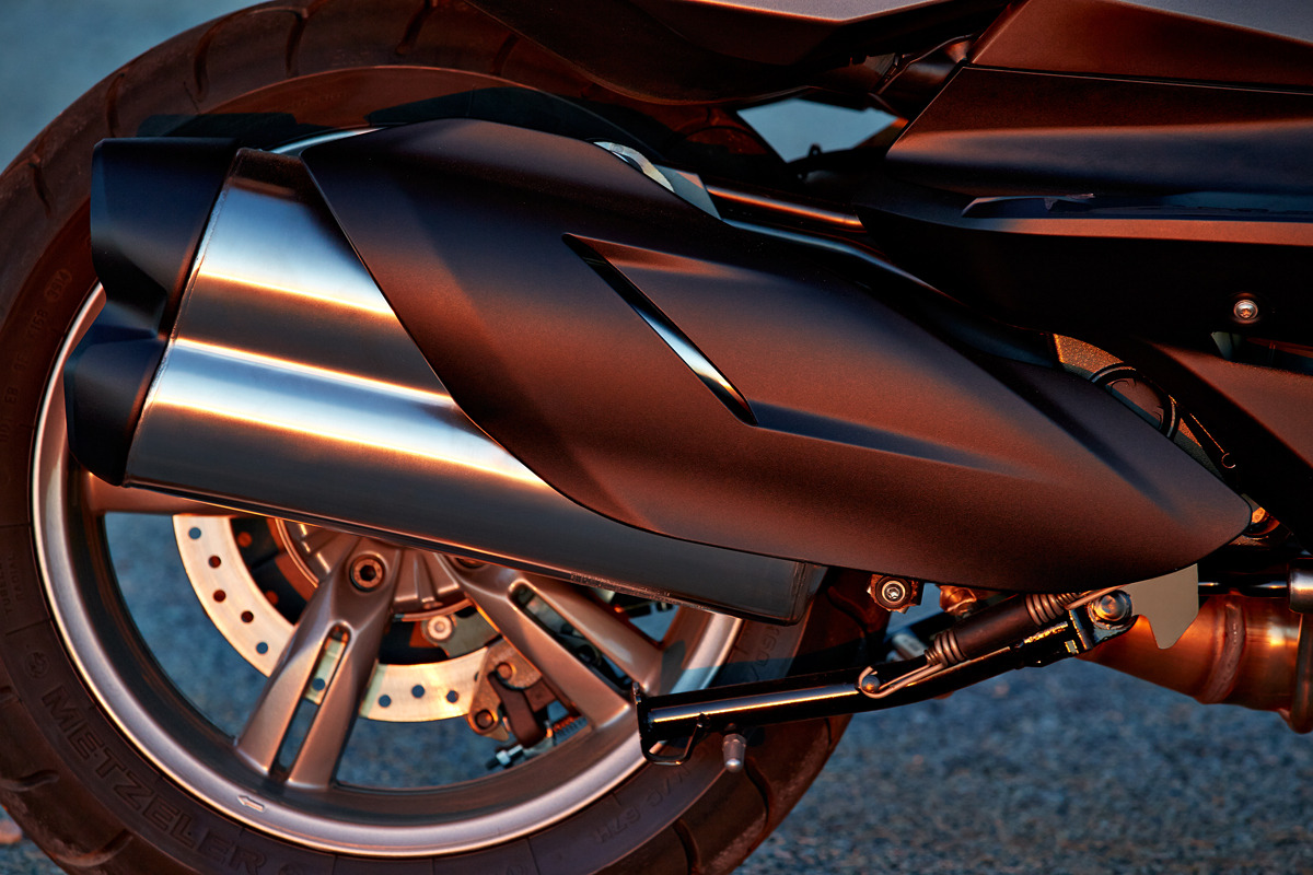 全新的雙出管不但符合環保法規，在外型與聲浪都相當優異