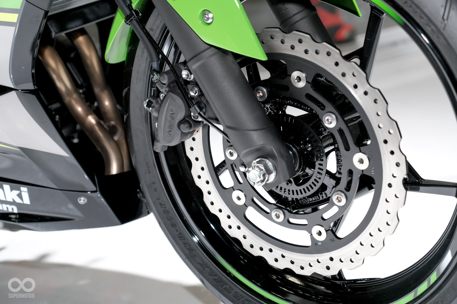 KAWASAKI NINJA 400則採用前NISSIN雙活塞卡鉗
