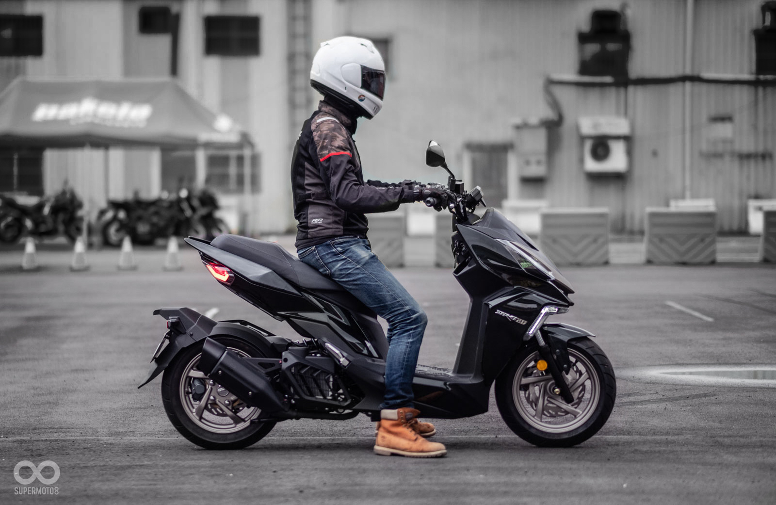 騎士身高180公分，雙腳能輕鬆踏地