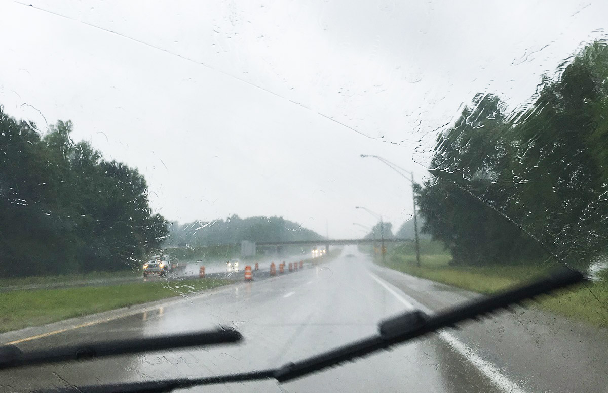 原本炎熱的天氣，在這天下起了大雨。