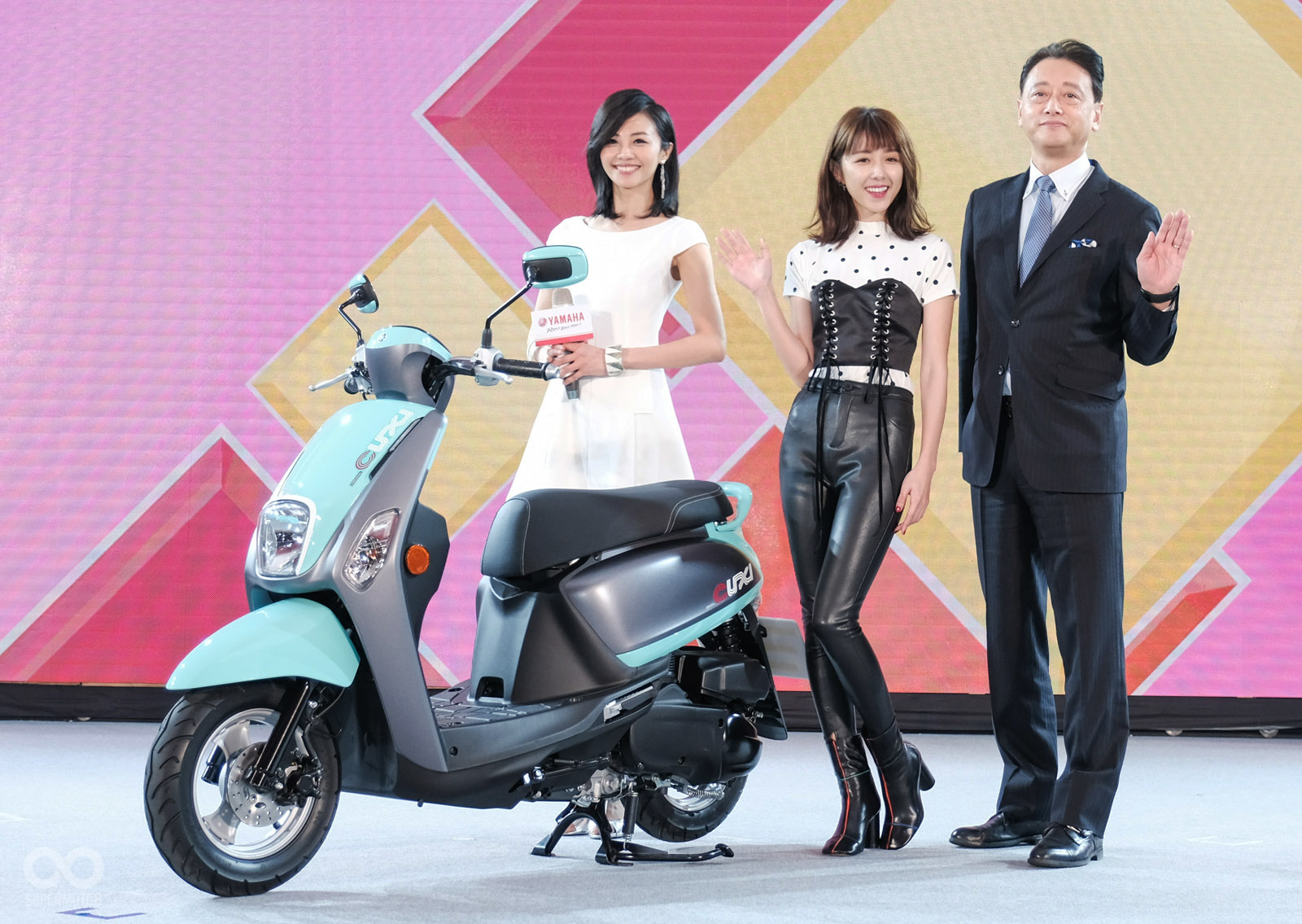 由台灣YAMAHA總經理武田真二與車輛代言人邵雨薇共同為New CUXI揭開序幕