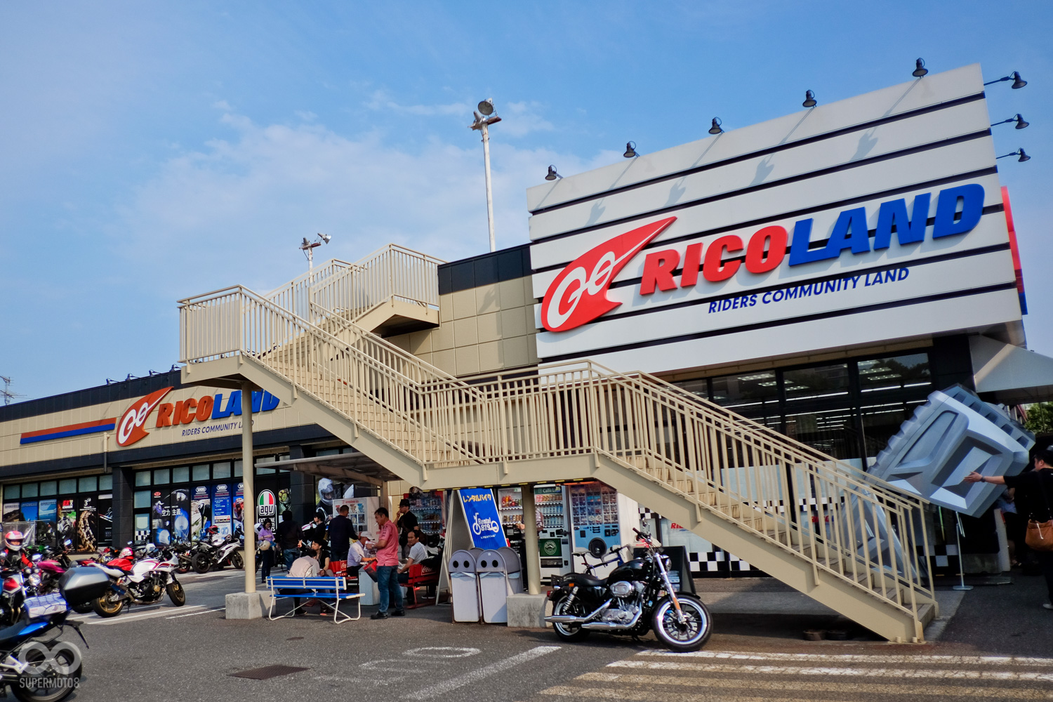 第一站是日本三大連鎖部品店RICOLAND 東雲店,大夥足足在這裡耗了快兩個小時