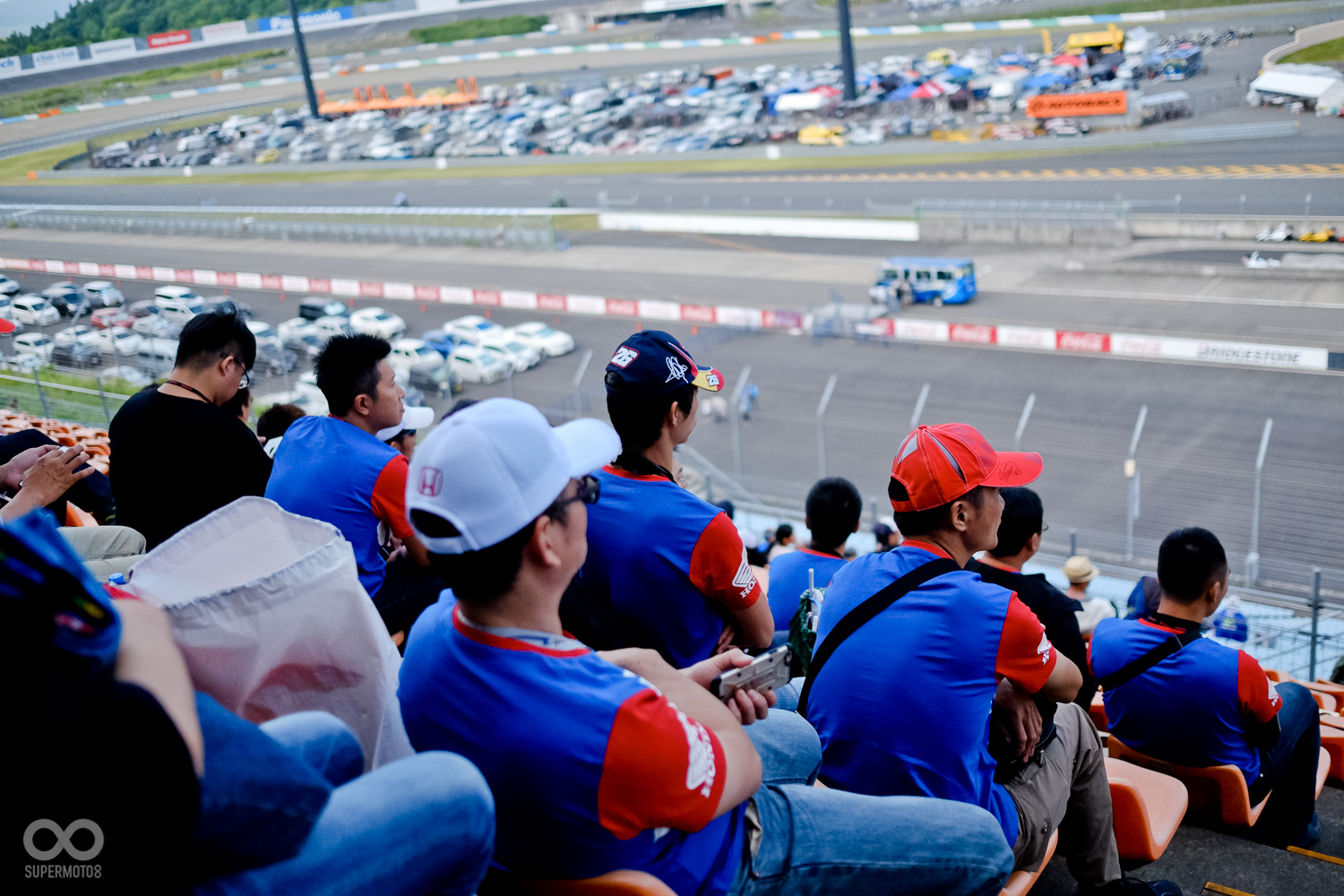 團員此次觀戰理所當然坐在VIP 區,視線正對著起跑線,看到的賽道範圍相當廣