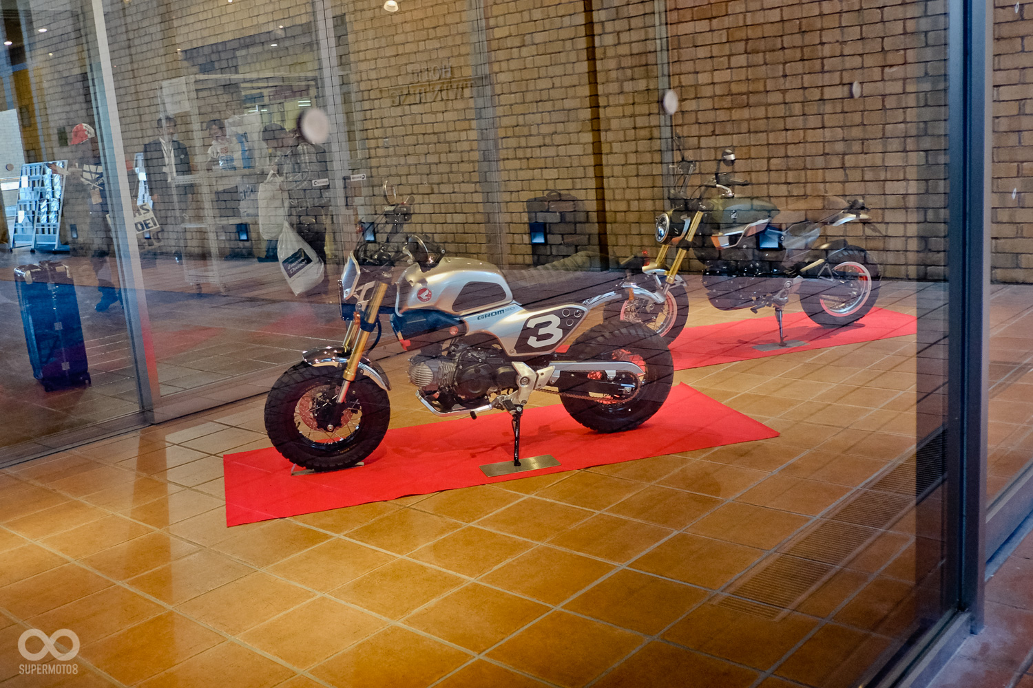 一進飯店,迎接我們的除了服務人員,櫥窗裡還有兩台以MSX 為底的HONDA 概念小車