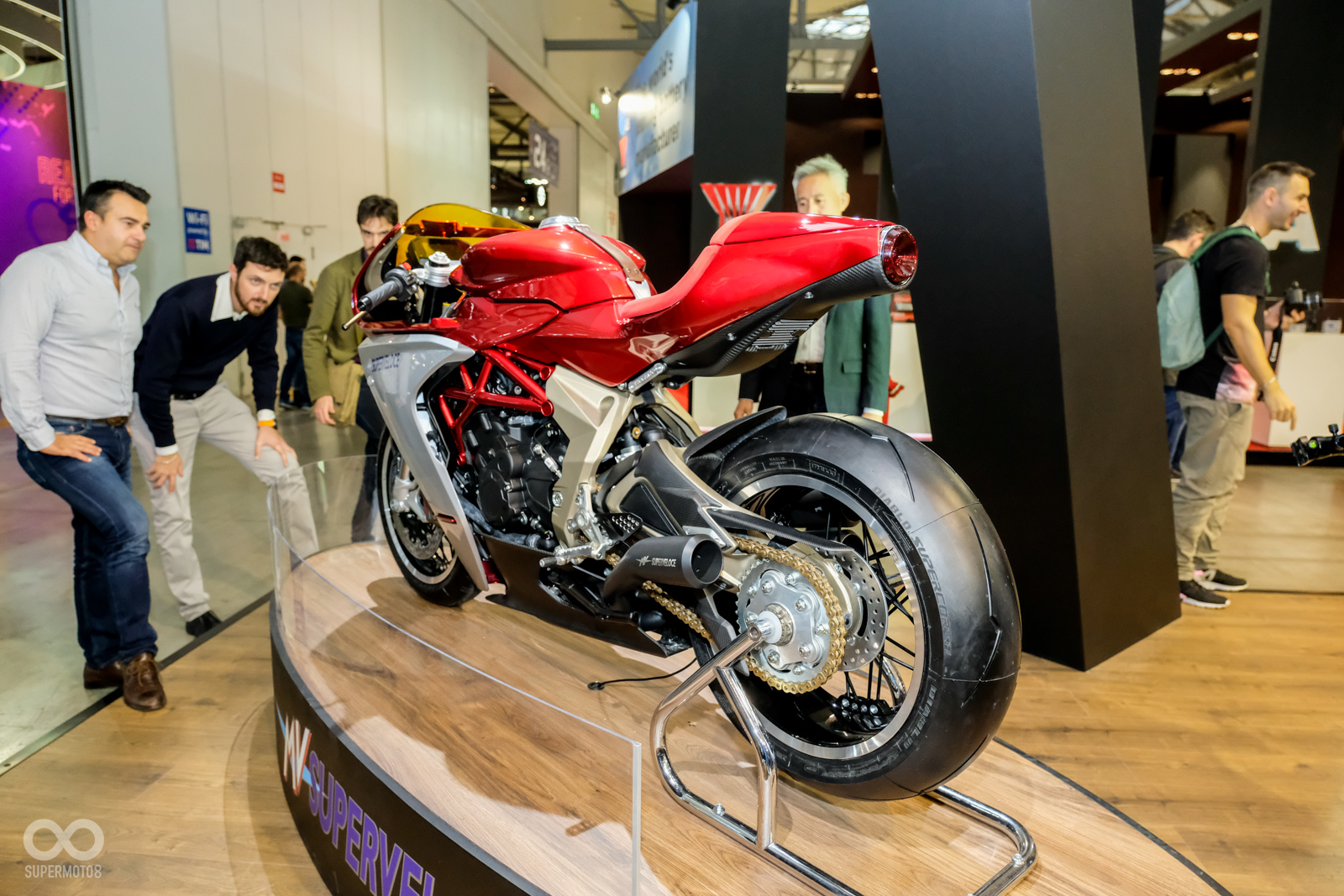 F3 800 Superveloce絕對是復古車愛好者難以抗拒的帥車