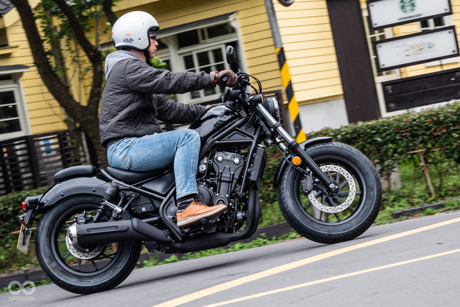 美式車款的低座高和水滴型圓弧油箱設計，也同樣較容易對騎士骨盆造成傷害