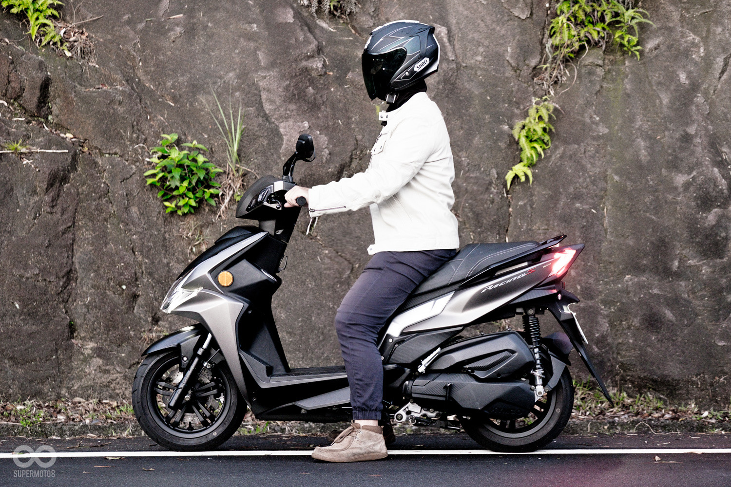 以175cm的身高雙腳依然能輕鬆平貼地面