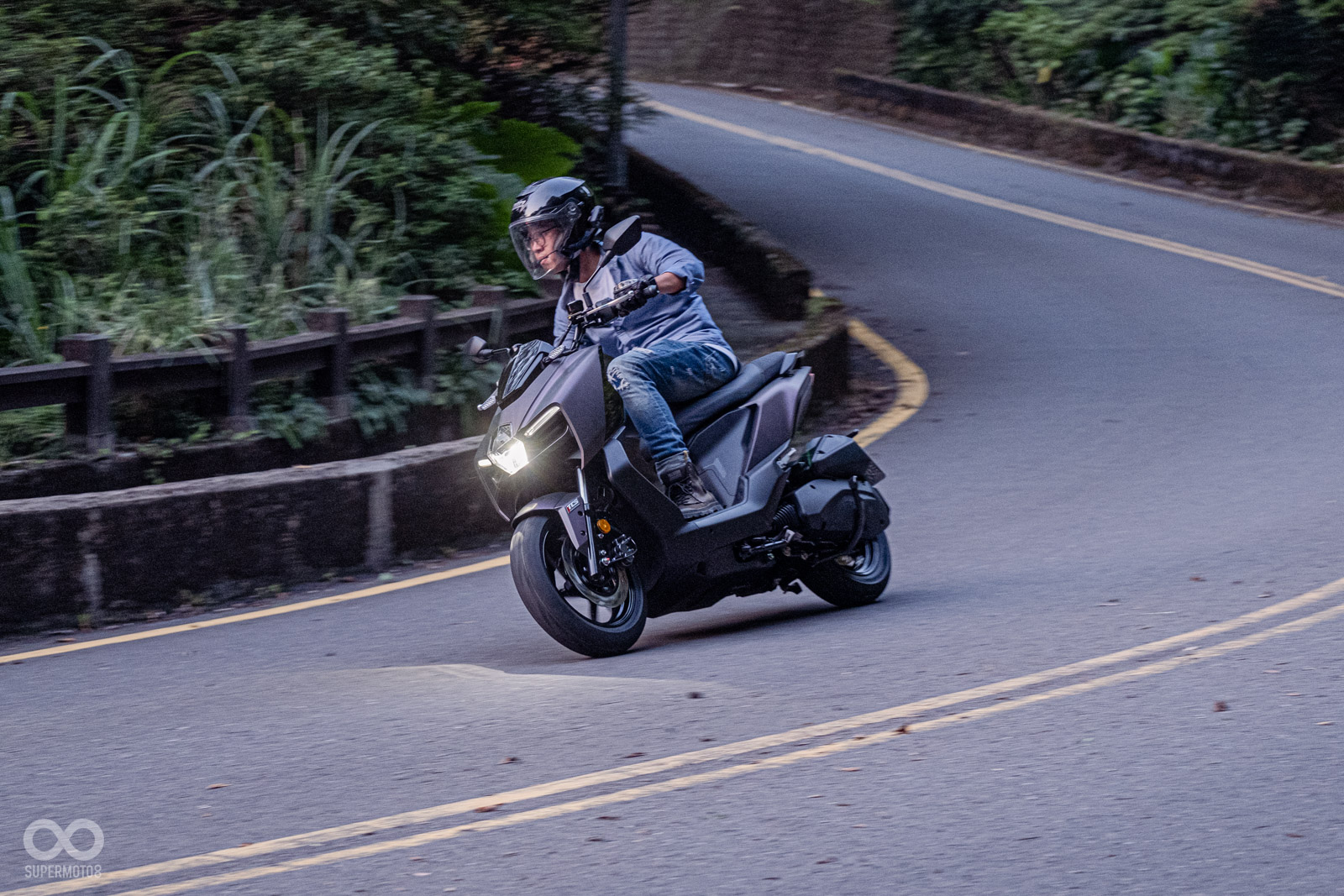 具備單槍中置避震器設定的SYM MMBCU在彎中表現相當優異