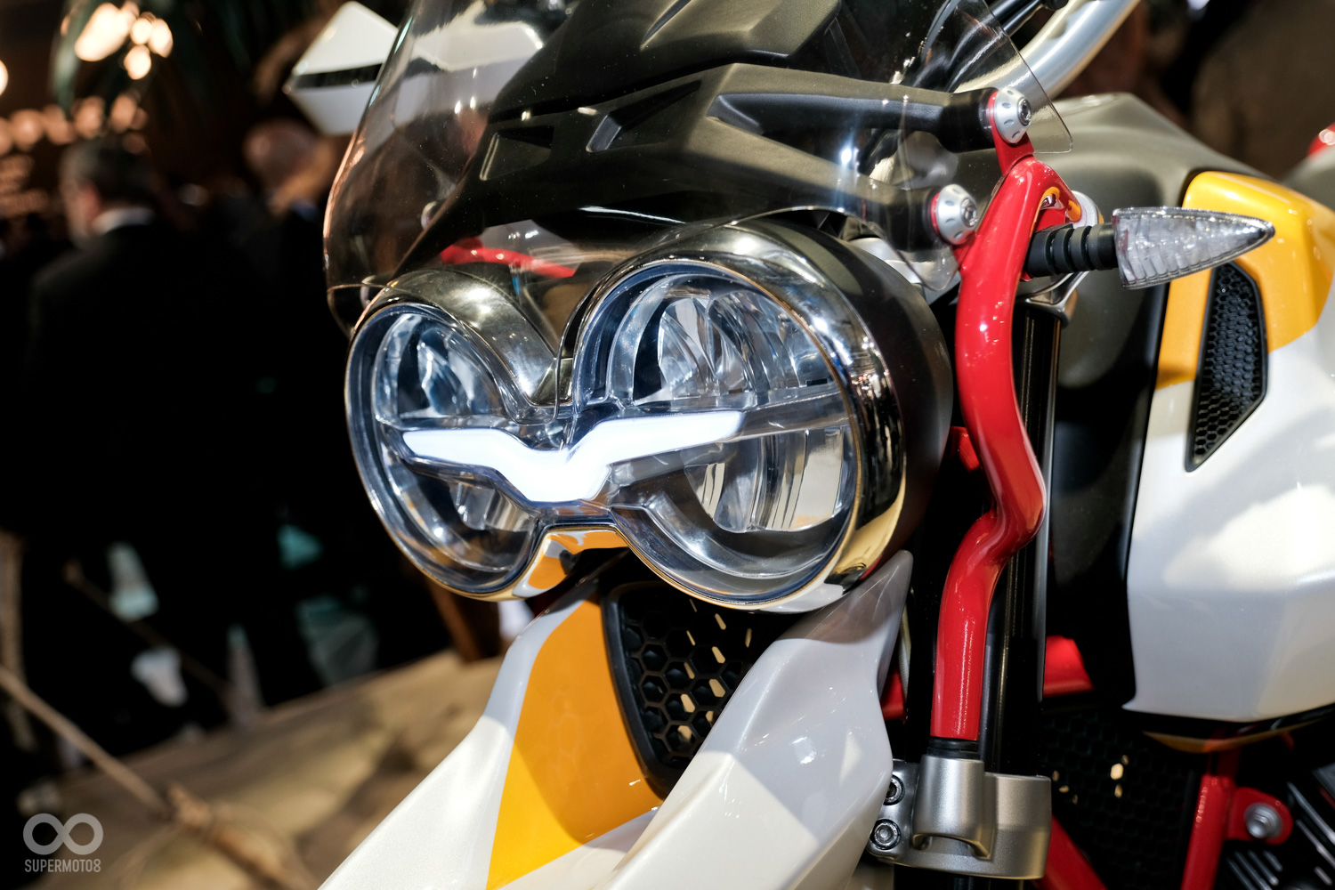 經典的雙圓燈之中，隱藏了Moto Guzzi的廠徽，非常具有特色與巧思的設計！