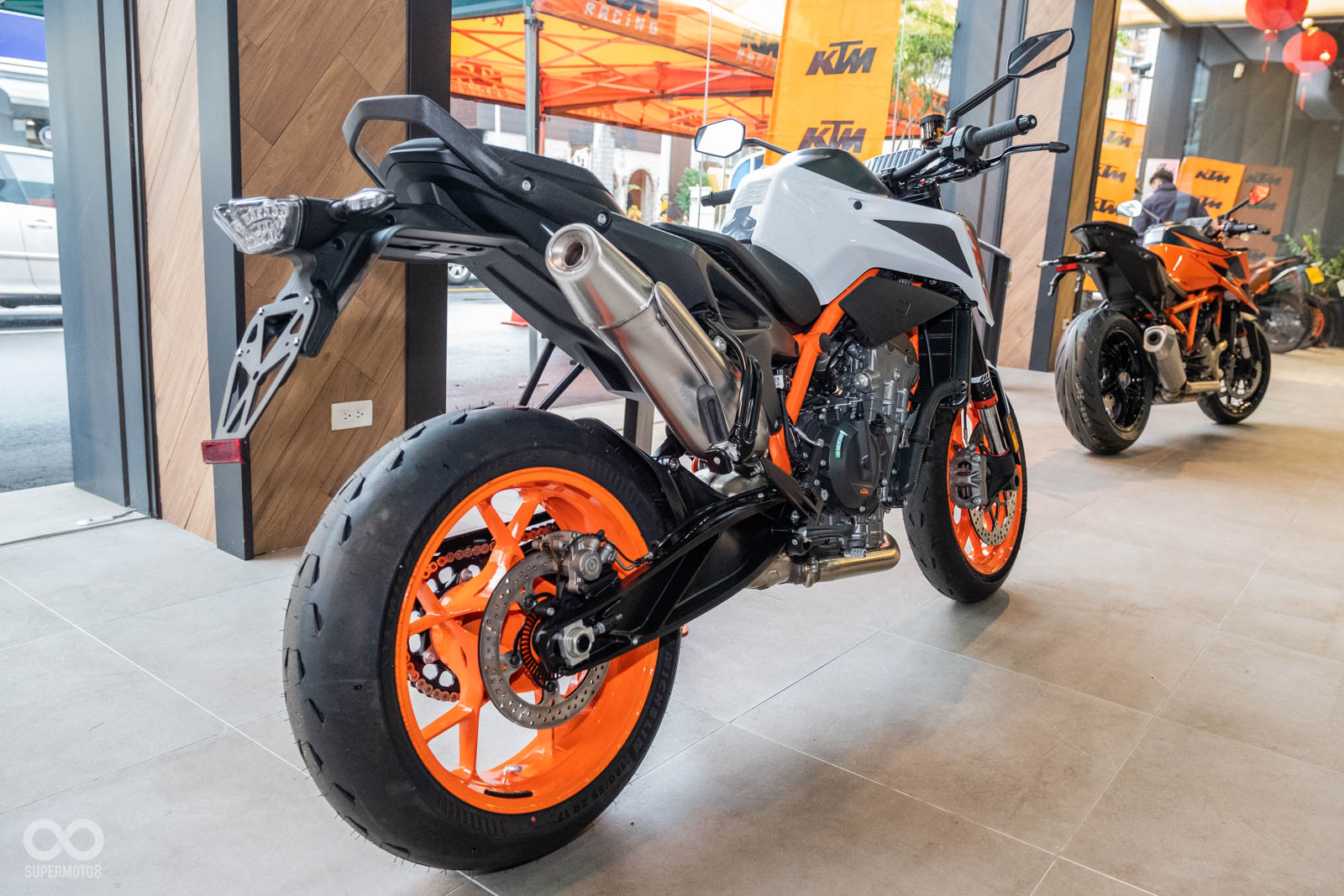 KTM 890 DUKE R是790的升級進階車款
